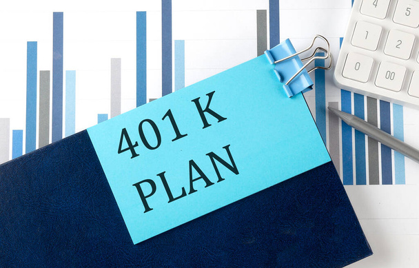 401K PLAN на липкій ноті на ноутбуці на фоні діаграми
 - Фото, зображення