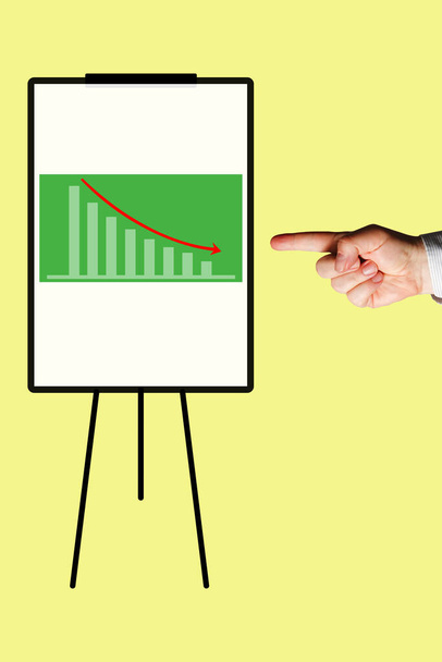 Homme d'affaires pointant vers un tableau à feuilles avec un graphique dessiné montrant des valeurs en baisse constante. - Photo, image