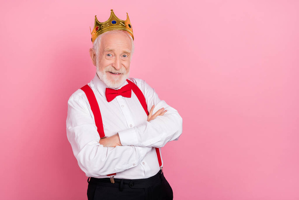 Portrait of attractive cheerful gray-haired man wearing tiara folded arms isolated over pink pastel color background - Zdjęcie, obraz