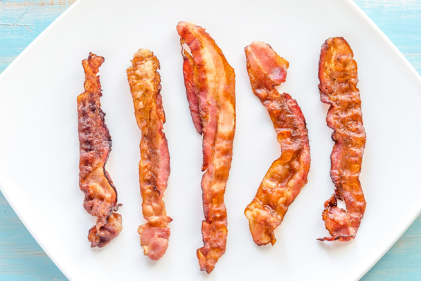 smažené slaniny proužky na čtvercové desce - Fotografie, Obrázek