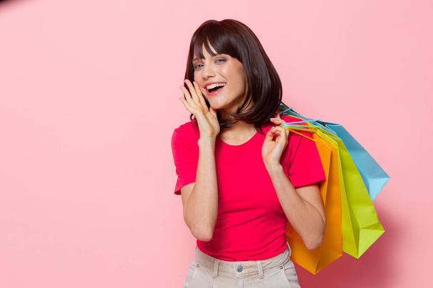 fiatal nő vásárlás a boltban szórakoztató szórakozás rózsaszín háttér - Fotó, kép