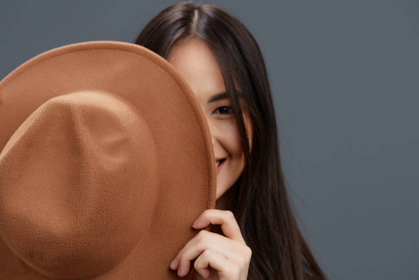 gyönyörű nő egy elegáns öltöny bézs kalap pózol stúdió modell - Fotó, kép