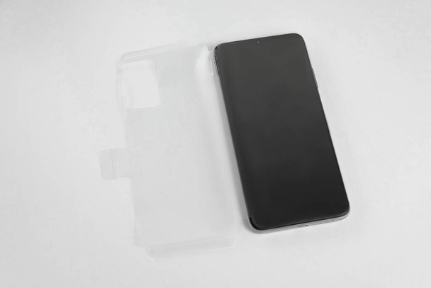 Uusi matkapuhelin läpinäkyvä kansi eristetty valkoinen tausta - Valokuva, kuva