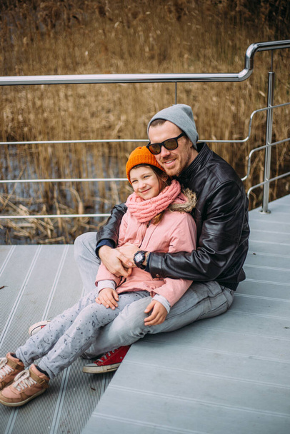 Padre e figlia si abbracciano, si divertono e ridono fuori in autunno - Foto, immagini
