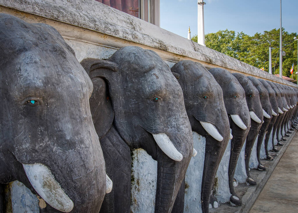 A row of carved elephants at Ruwanwelisaya Stupa  - Zdjęcie, obraz