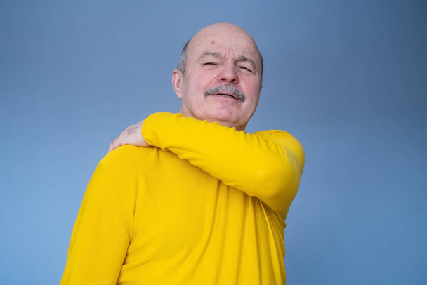 Homem hispânico sênior sofrendo de pescoço, dor no ombro - Foto, Imagem