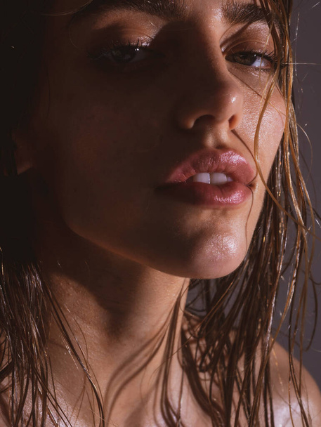 Beautiful sensual woman fashion model, close up . Sexy female posing in studio. - Valokuva, kuva