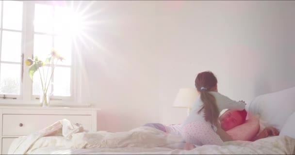 Sveglia papà sveglio il suo tempo per iniziare la giornata. 4k video di una adorabile bambina che sveglia il padre a casa. - Filmati, video