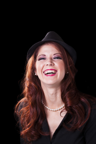 rood hoofd Kaukasische vrouw grote glimlach hoed - Foto, afbeelding