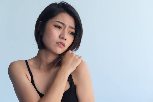Mulher asiática com dor no ombro, síndrome do escritório - Foto, Imagem