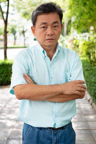 dühös és zaklatott ázsiai idős férfi - Fotó, kép