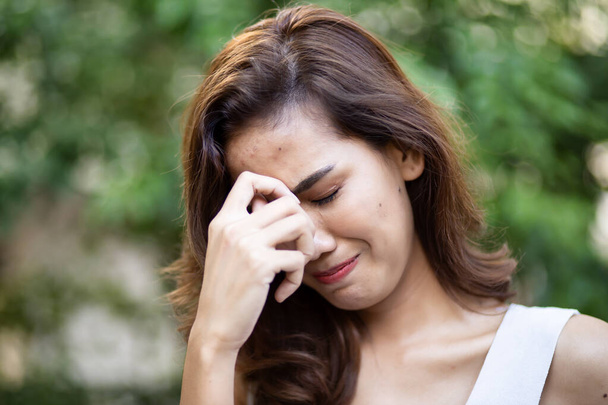 zieke Aziatische vrouw met griepkoorts of migraine hoofdpijn - Foto, afbeelding