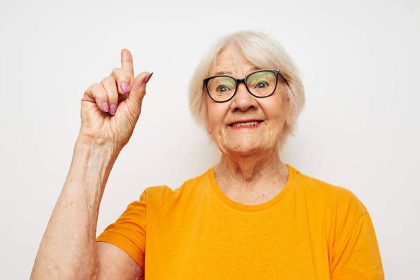 Photo de vieille dame à la retraite en t-shirt décontracté et lunettes gros plan - Photo, image