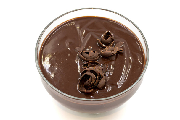 Supposez dessert isolé sur fond blanc. Un pudding au chocolat avec une consistance semi-solide et semi-liquide. - Photo, image