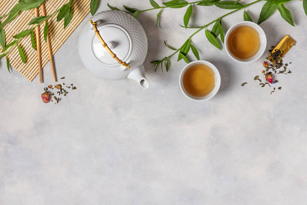 Ceremonia de té con tetera y tazas de té vista superior con espacio para copiar. Ceremonia del té asiático. - Foto, imagen