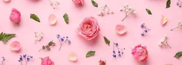 Όμορφα φρέσκα λουλούδια σε ροζ φόντο - Φωτογραφία, εικόνα