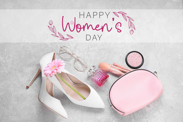 Hermosa tarjeta de felicitación para la celebración del Día Internacional de la Mujer con accesorios femeninos - Foto, imagen