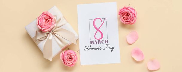 Hermosa tarjeta de felicitación para la celebración del Día Internacional de la Mujer con regalo sobre fondo de color - Foto, Imagen