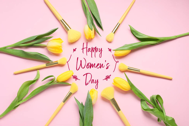 Krásná pohlednice na oslavu Mezinárodního dne žen s tulipánovými květy a štětcem na líčení - Fotografie, Obrázek