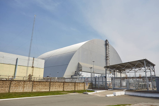 Reactor 4 en la central nuclear de Chernobyl con un nuevo confinamiento. Un desastre atómico global. Zona de exclusión de Chernobyl. Pripyat en el área del sarcófago sobre un reactor nuclear explotado
 - Foto, Imagen