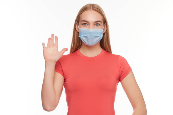 Tyttö yllään naamio suojaa taudeilta ja näyttää stop kädet ele pysäyttää koronaviruksen puhkeaminen. Coronavirus-käsite. - Valokuva, kuva