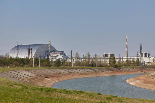 Pripyat nehrinin yanındaki Çernobil santralinin nükleer reaktörleri, solunda lahit, sağında 3. Reaktör, Engelleme Bölgesi, Ukrayna, Doğu Avrupa - Fotoğraf, Görsel