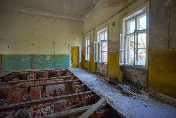 Opuszczony dom kultury w wiosce niedaleko Czarnobyla - Zdjęcie, obraz