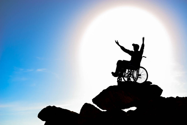 Una foto dedicada a la semana de los discapacitados; Los sueños de libertad y el futuro de la persona discapacitada - Foto, Imagen
