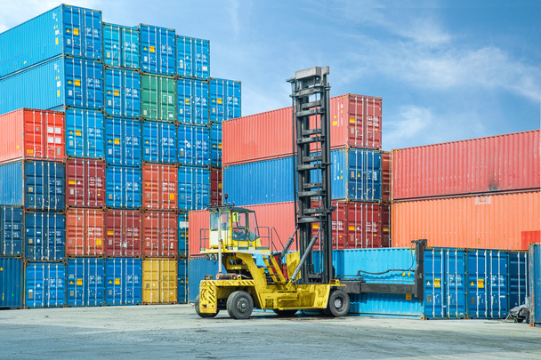 Kranheber bringt Containerkasten zum Depot - Foto, Bild