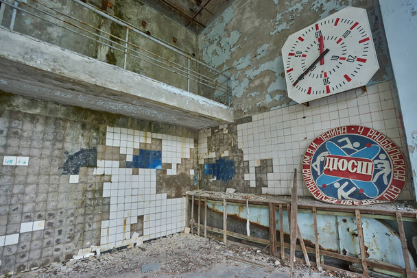 Entinen uima-allas Pripyatissa, Tsernobylin poissulkemisalueen aavekaupungissa, joka perustettiin ydinonnettomuuden jälkeen
 - Valokuva, kuva