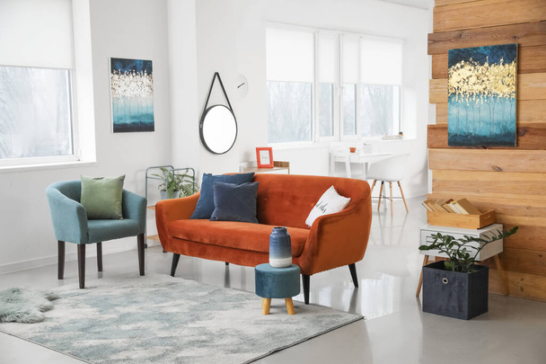 Interiér moderního obývacího pokoje se stylovou hnědou pohovkou - Fotografie, Obrázek