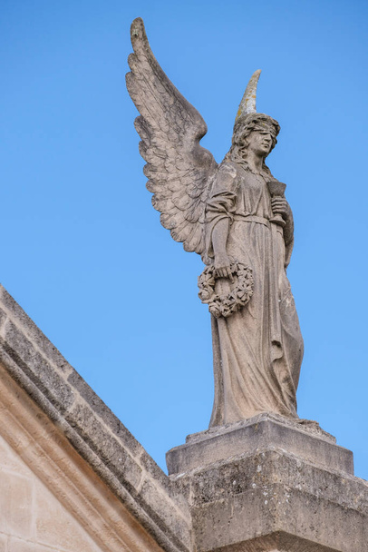 engelen van het hoofdportaal, Llucmajor begraafplaats, Mallorca, Balearen, Spanje - Foto, afbeelding