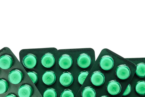Envases de ampollas verdes con pastillas sobre fondo blanco, primer plano - Foto, Imagen