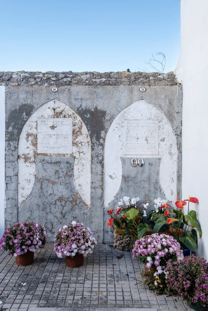 croce su muro di pietra tombale, cimitero di Maria de la Salut, Maiorca, Isole Baleari, Spagna - Foto, immagini