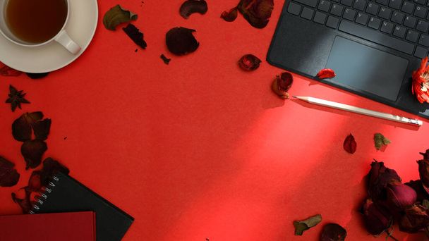 Vue du dessus, Espace de copie pour l'affichage du produit dans un espace de travail romantique rouge avec des appareils, des trucs et des pétales de roses rouges sur fond rouge. - Photo, image