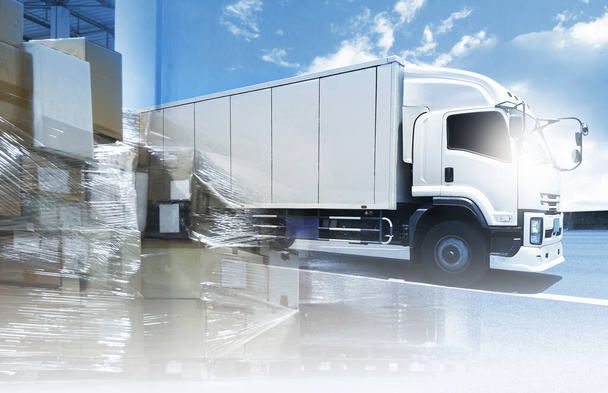 Fotos de doble exposición de la conducción de camiones de carga con las cajas del paquete de envío. Camión de transporte de mercancías por carretera. Concepto de logística y transporte de carga - Foto, imagen