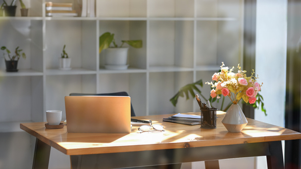 Современный интерьер офиса, деревянный стол, ноутбук, офисные принадлежности и декор завода. концепция офисного стола - Фото, изображение