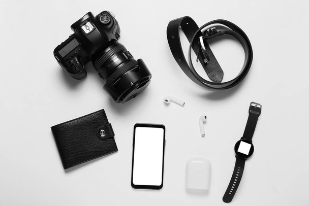 Beyaz arka planda modern cihazlar, cüzdan ve kemer seti - Fotoğraf, Görsel
