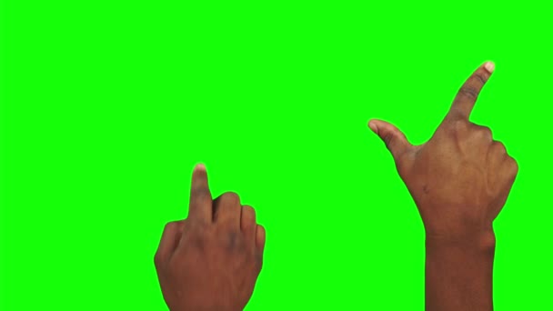 Balíček 27 gest od černých mužských rukou k ovládání dotykové obrazovky na pozadí alfa kanálu - Záběry, video