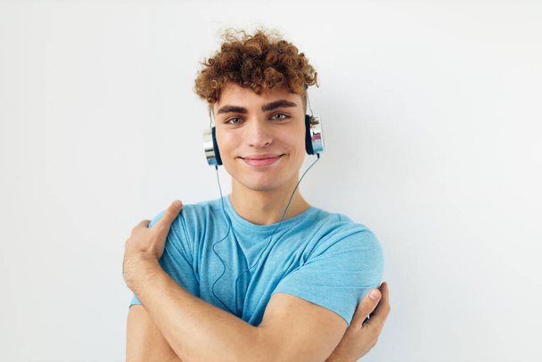 kinky guy in blue t-shirts headphones fashion Lifestyle unaltered - Foto, afbeelding