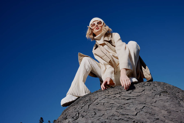 nő őszi ruhák áll egy szikla táj kék ég táj - Fotó, kép