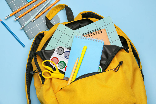 Stílusos iskolai hátizsák írószer színes háttér, közelkép - Fotó, kép