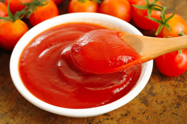 ketchup en cuchara de madera
 - Foto, imagen