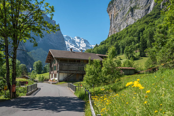 Lauterbrunnen, Швейцарія - 17 червня 2019: Пейзаж в долині Лаутербруннен в Лаутербруннен, Швейцарія - Фото, зображення