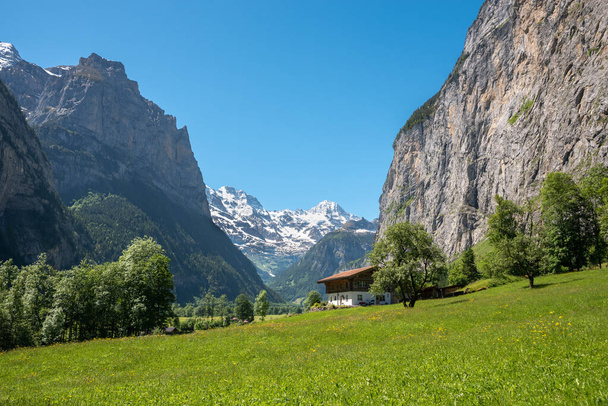 Пейзаж у долині Лаутербруннен (Лаутербруннен, Швейцарія). - Фото, зображення