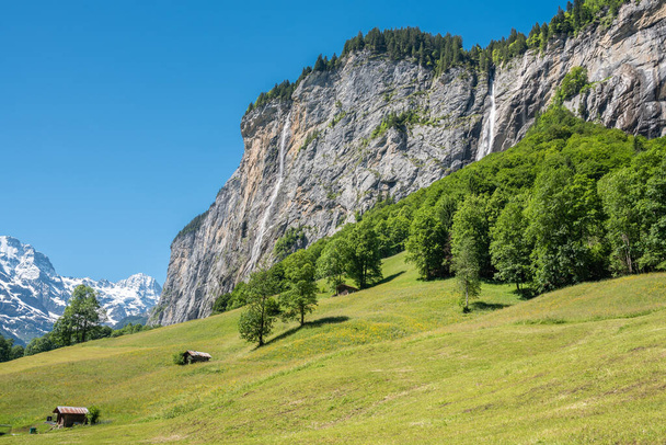 Пейзаж в долині Лаутербруннен з водоспадом Спісбах і водоспадом Штаубах в Лаутербруннен, що в Бернському Оберланді (Швейцарія). - Фото, зображення