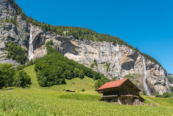 Пейзаж в долині Лаутербруннен з водоспадом Спісбах і водоспадом Штаубах в Лаутербруннен, що в Бернському Оберланді (Швейцарія). - Фото, зображення
