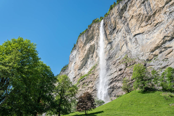 Водоспад Стаубах у долині Лаутербруннен (Лаутербруннен, Швейцарія). - Фото, зображення
