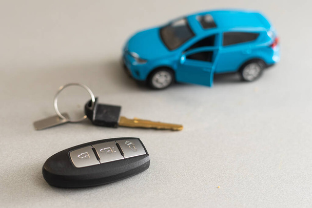 Játékautó és kulcsok autó-a fehér háttér - Fotó, kép