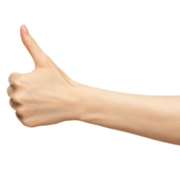 Weibliche Hand zeigt Daumen ok oder gut isoliert auf weiß. Fingerzeig wie oder coole Nahaufnahme - Foto, Bild